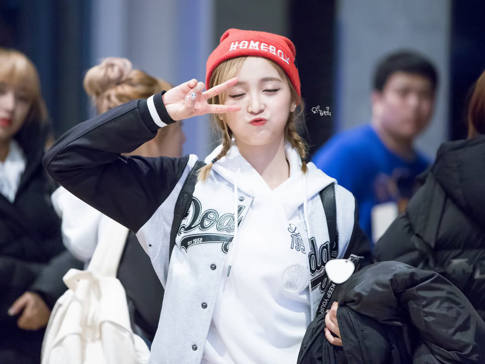 鞠婧祎和吴宣仪同戴小红帽,不是年轻就能赢,你更喜欢谁的选型!