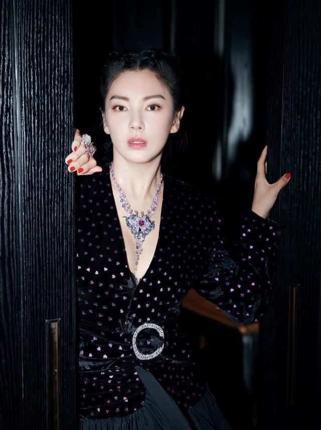 张雨绮穿西装内搭吊带连衣裙亮相,气质真惊艳