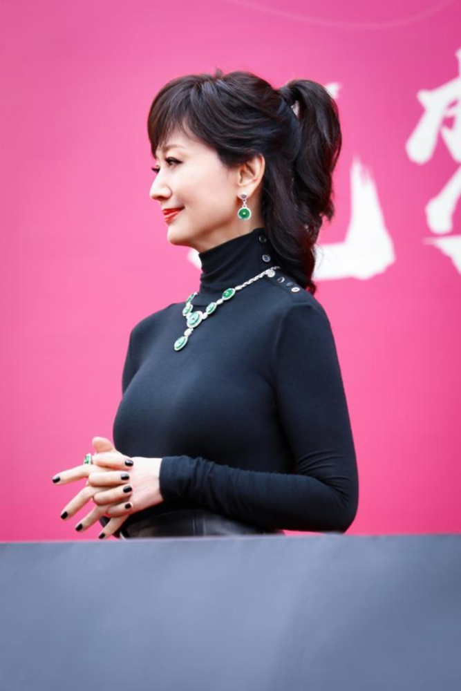 女人别再披头散发了，很显老！今年流行这5种发型，减龄效果好