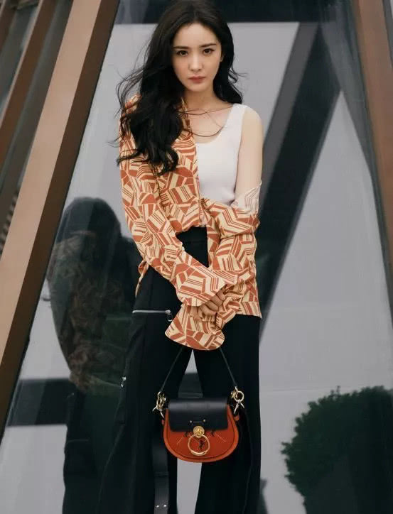 出门不会搭配包包?看看这四款包包,时尚感十足又很独特!