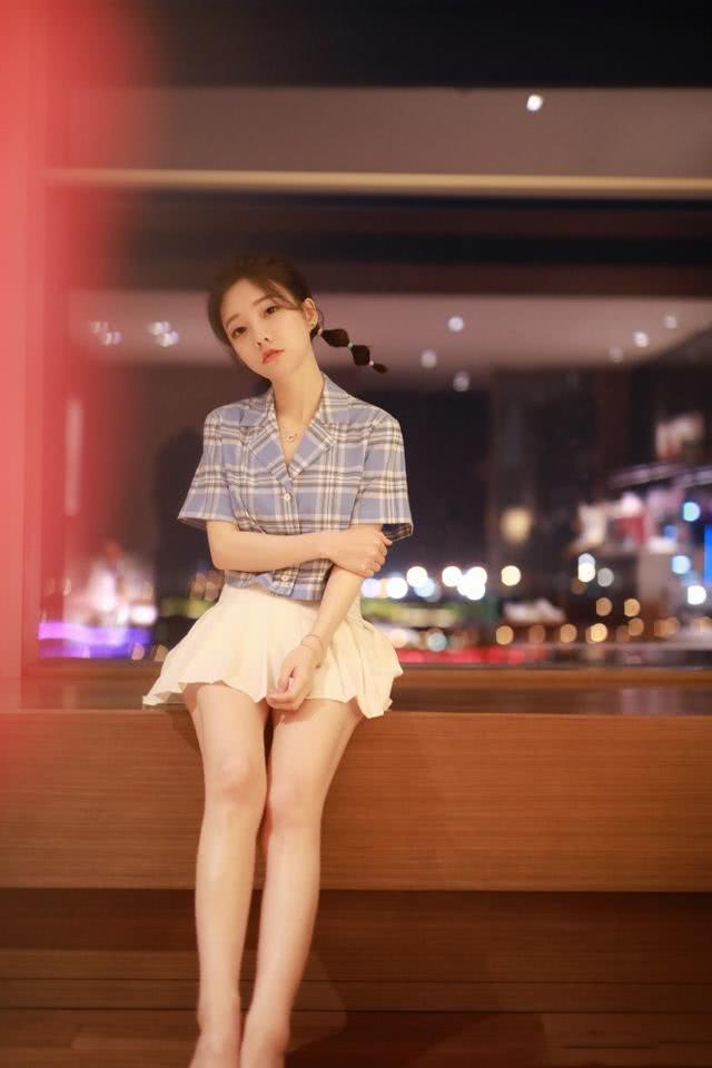 冯提莫落地款蛋糕裙穿上身，矮个子也能穿的很有气质