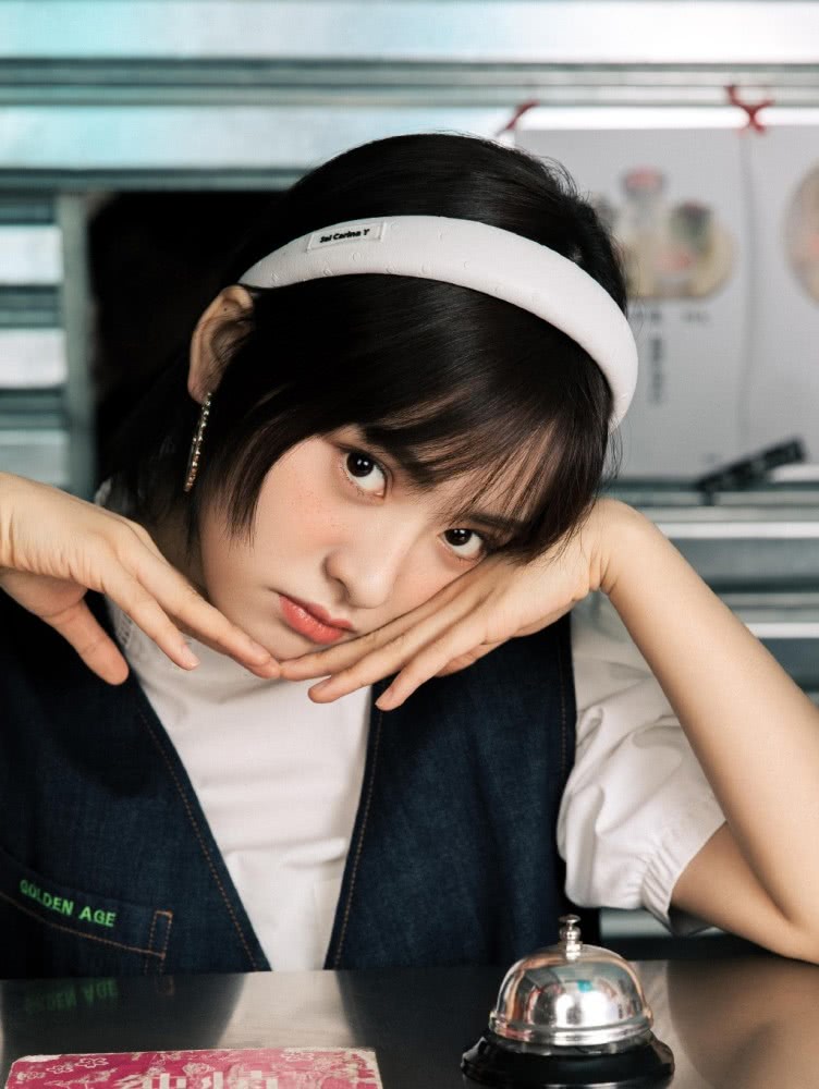 沈月穿短袖马甲配牛仔裤,戴白色发箍复古范十足