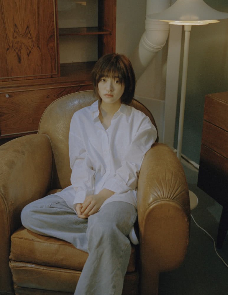 沈月穿短袖马甲配牛仔裤,戴白色发箍复古范十足