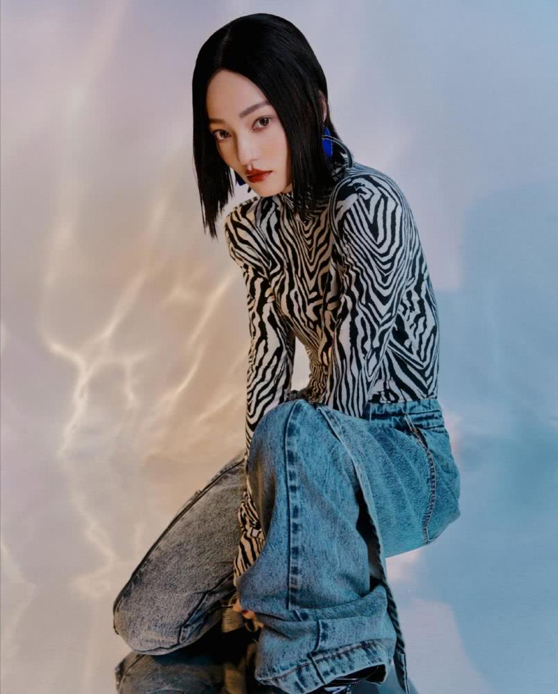 张韶涵拍时尚大片太个性!豹纹打底衣搭配阔腿裤,吸睛效果满分!