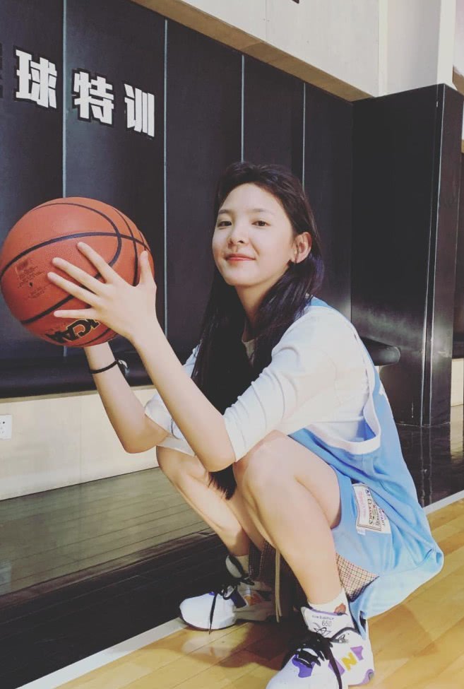 章若楠这是啥神仙颜值？宽大篮球服却穿出了初恋感，太好看了