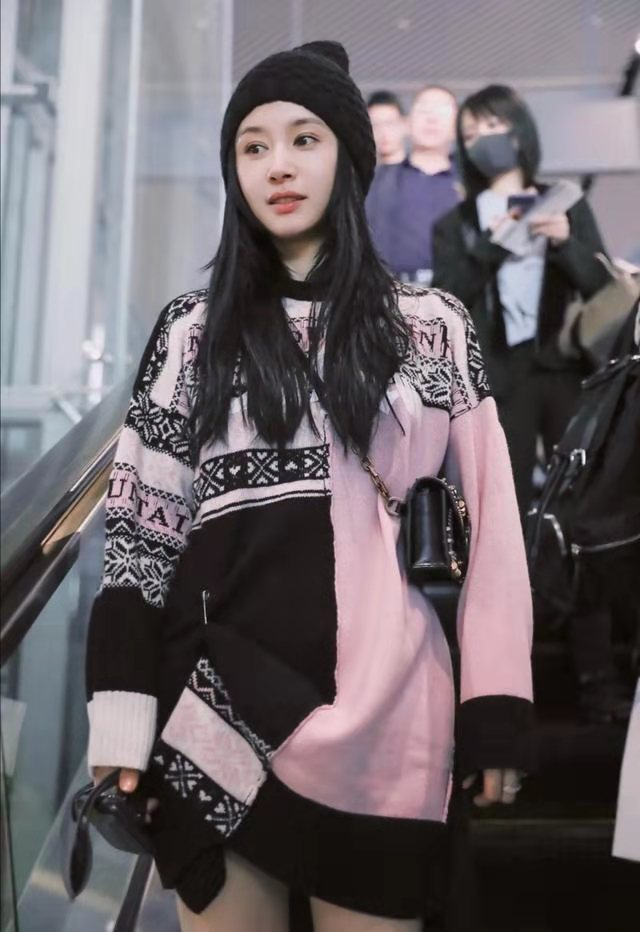 王子文个子虽小,但身材比例出众,穿毛衣裙配长靴藏不住大长腿