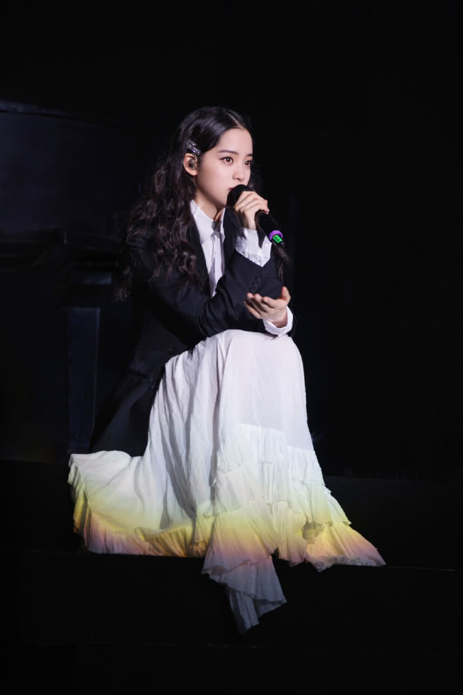 欧阳娜娜黑裙皮衣造型亮相活动，大红唇港风十足