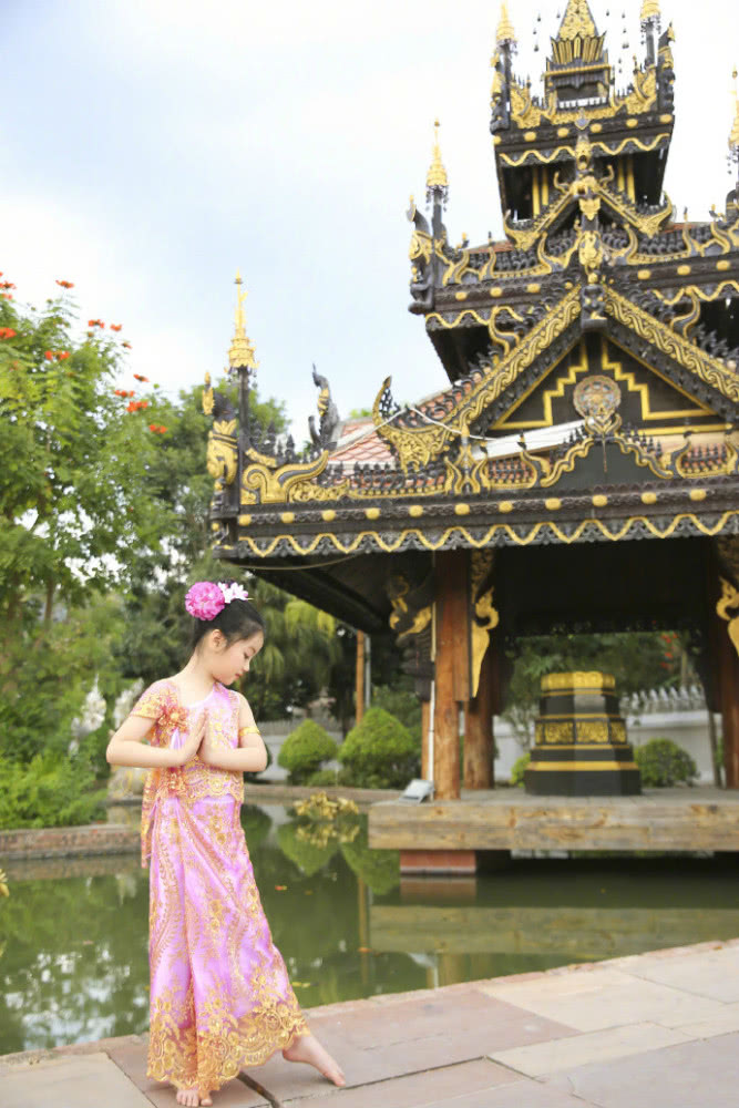 阿拉蕾长大了!穿“民族裙”跳舞有模有样,年纪小却是公认时尚咖