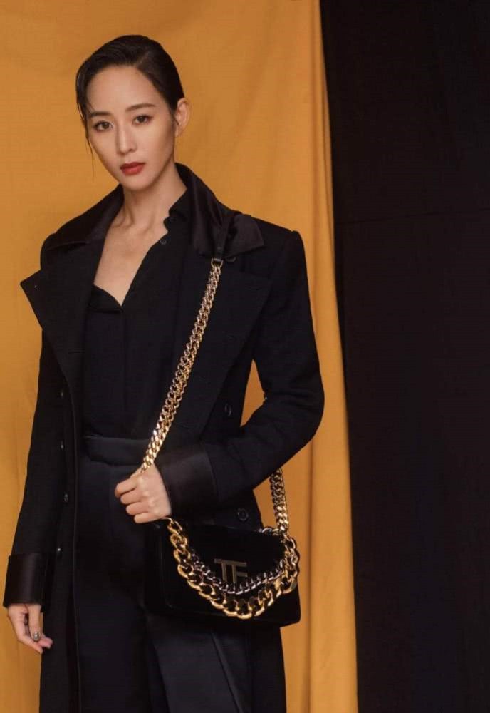 张钧甯黑系穿搭 极简魅力定义潇洒型格