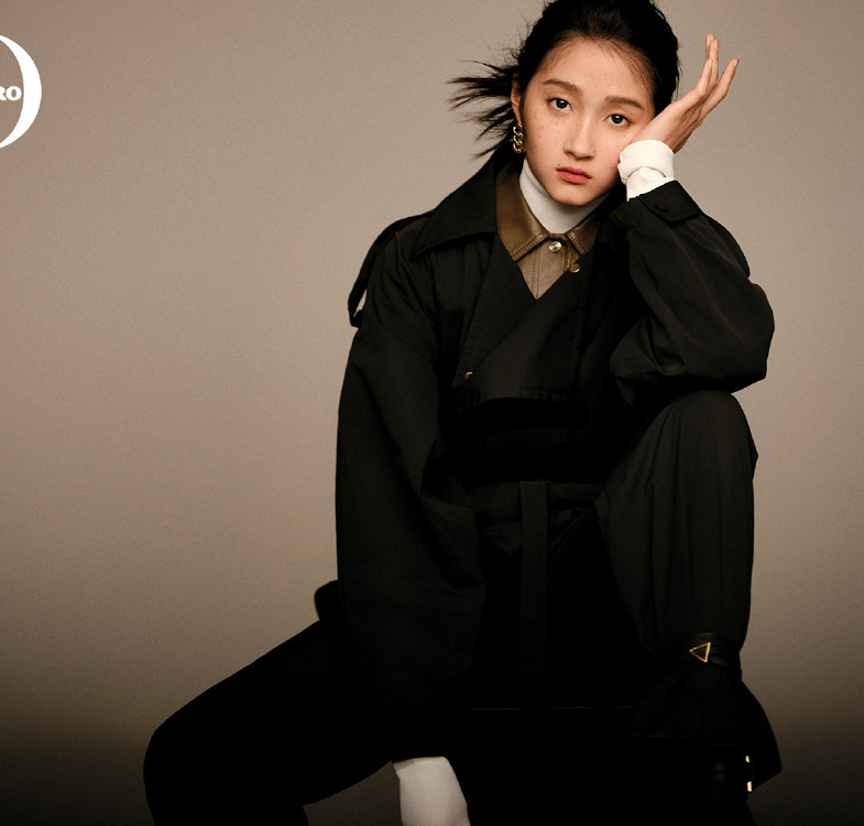 关晓彤尝试“雀斑妆”，搭刘海更显个性另类