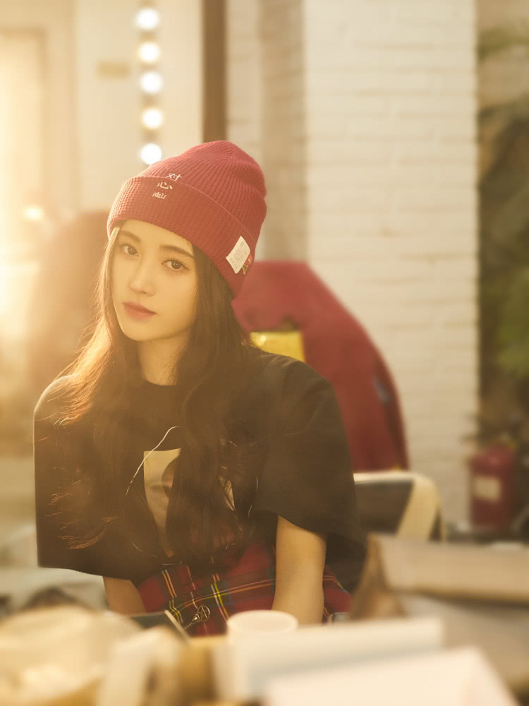 鞠婧祎和吴宣仪同戴小红帽,不是年轻就能赢,你更喜欢谁的选型!