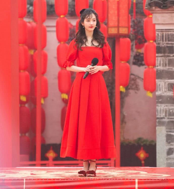 陈都灵的新年造型精致的像洋娃娃，红裙配卷发真是水灵灵的
