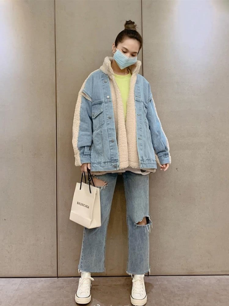 杨丞琳穿拼接牛仔外套配丸子头，35岁依旧是冻龄少女