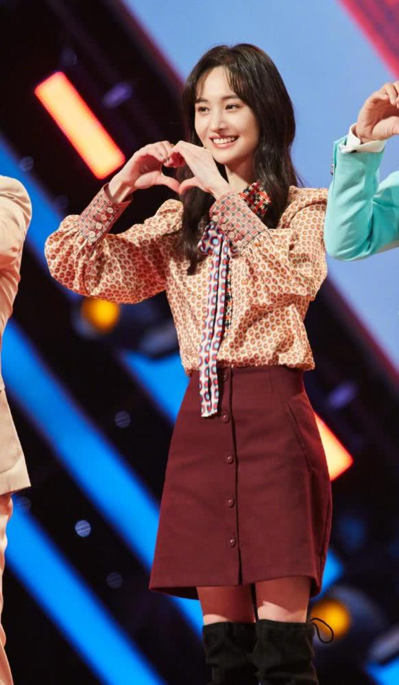 郑爽解锁新造型，小仙女摇身一变暗黑少女，百变风格美出新高度