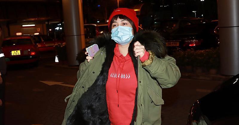 传98岁赌王病重,医院外大量记者云集,何超仪晚上现身被阵势吓到