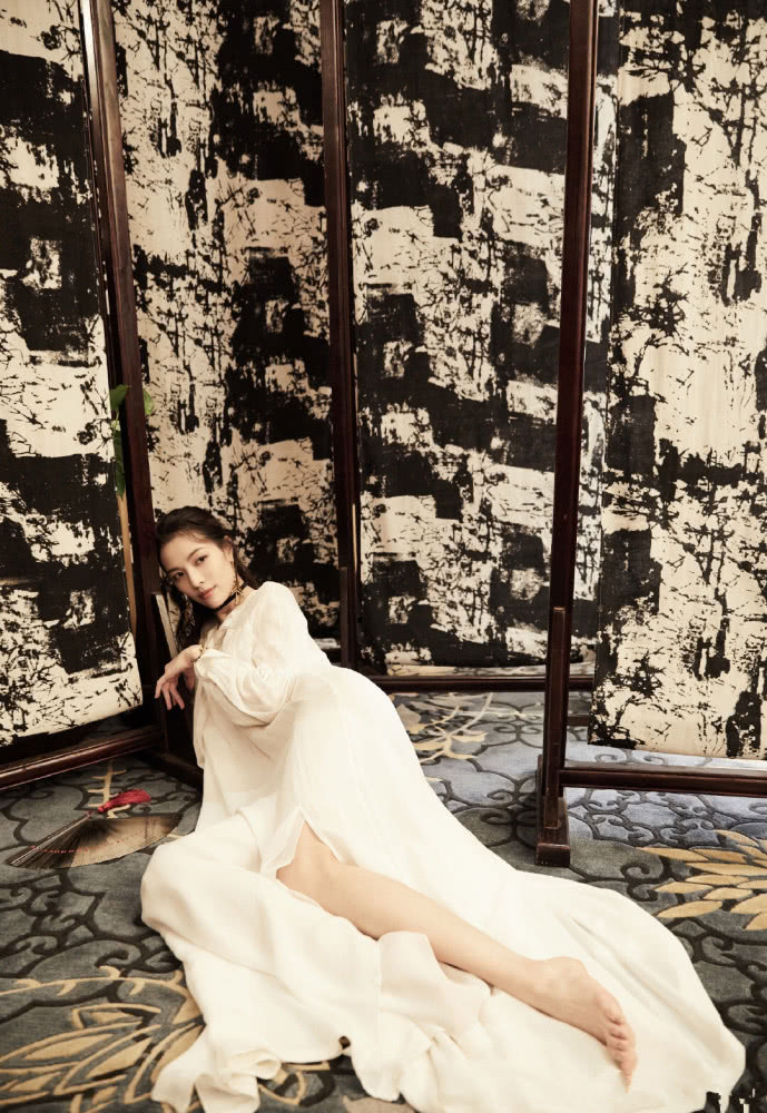 钟楚曦出席活动穿白色系带裙,搭配大耳环飘逸灵动