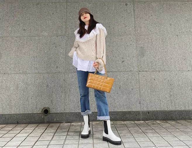 穿碎花“孕妇裙”走机场，这造型也太夸张了。你还爱这样的泫雅吗？