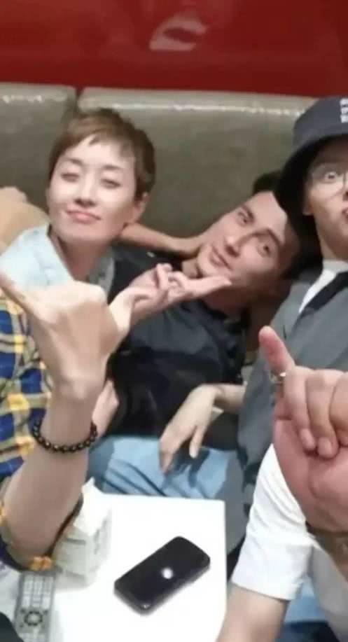 这一次怎么解释?离婚不到两个月就躺别人怀抱,网友:心疼文章