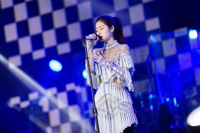 她和偶像近距离接触励志出道，演唱风格别具一格的张碧晨好评无数