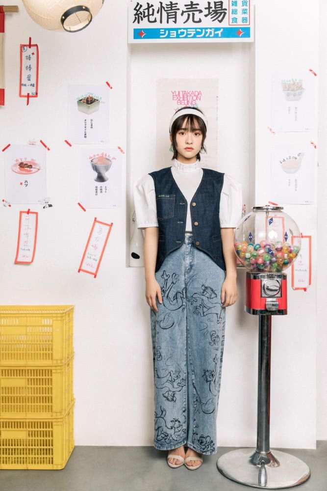 沈月穿短袖马甲配牛仔裤,戴白色发箍复古范十足