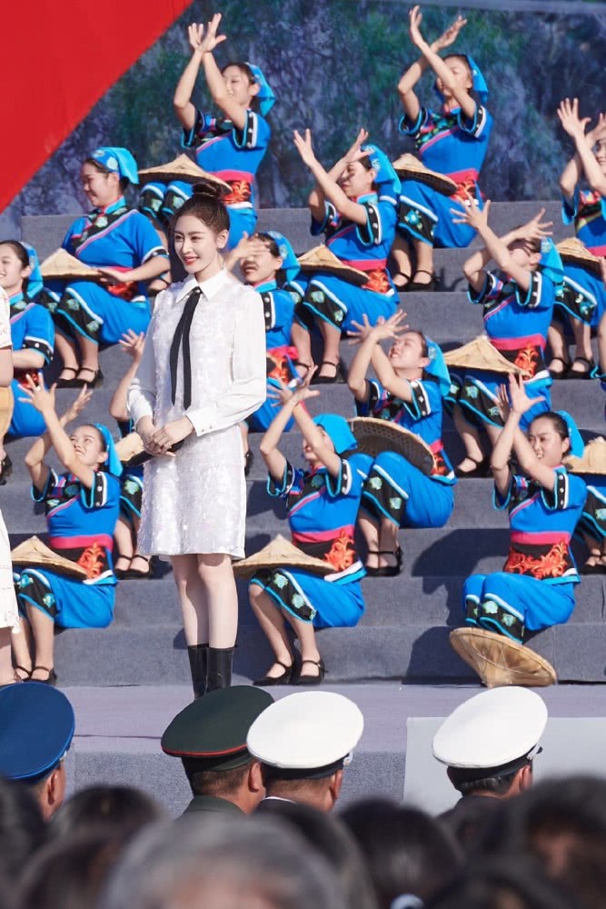 张天爱穿衬衫裙系蝴蝶结,少女感爆棚