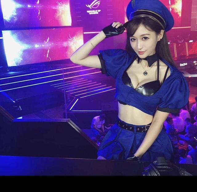 28岁网络女神收起性感派福利晒清纯照 问网友:我是不是很乖?