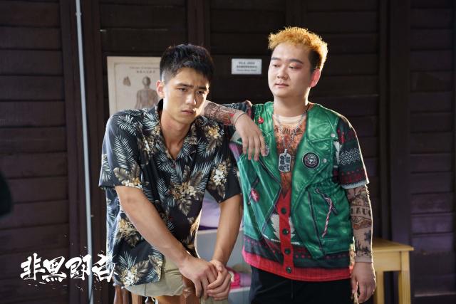 开年硬汉剧《非黑即白》，双男主设定燃爆了！光看这个腹肌就赢了