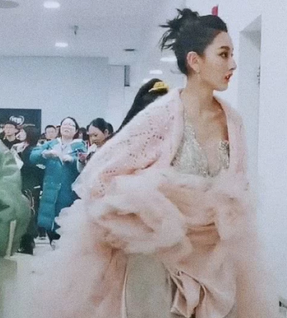 宋祖儿后台被抓拍,看清她做的行为,网友:真当自己没男粉了?