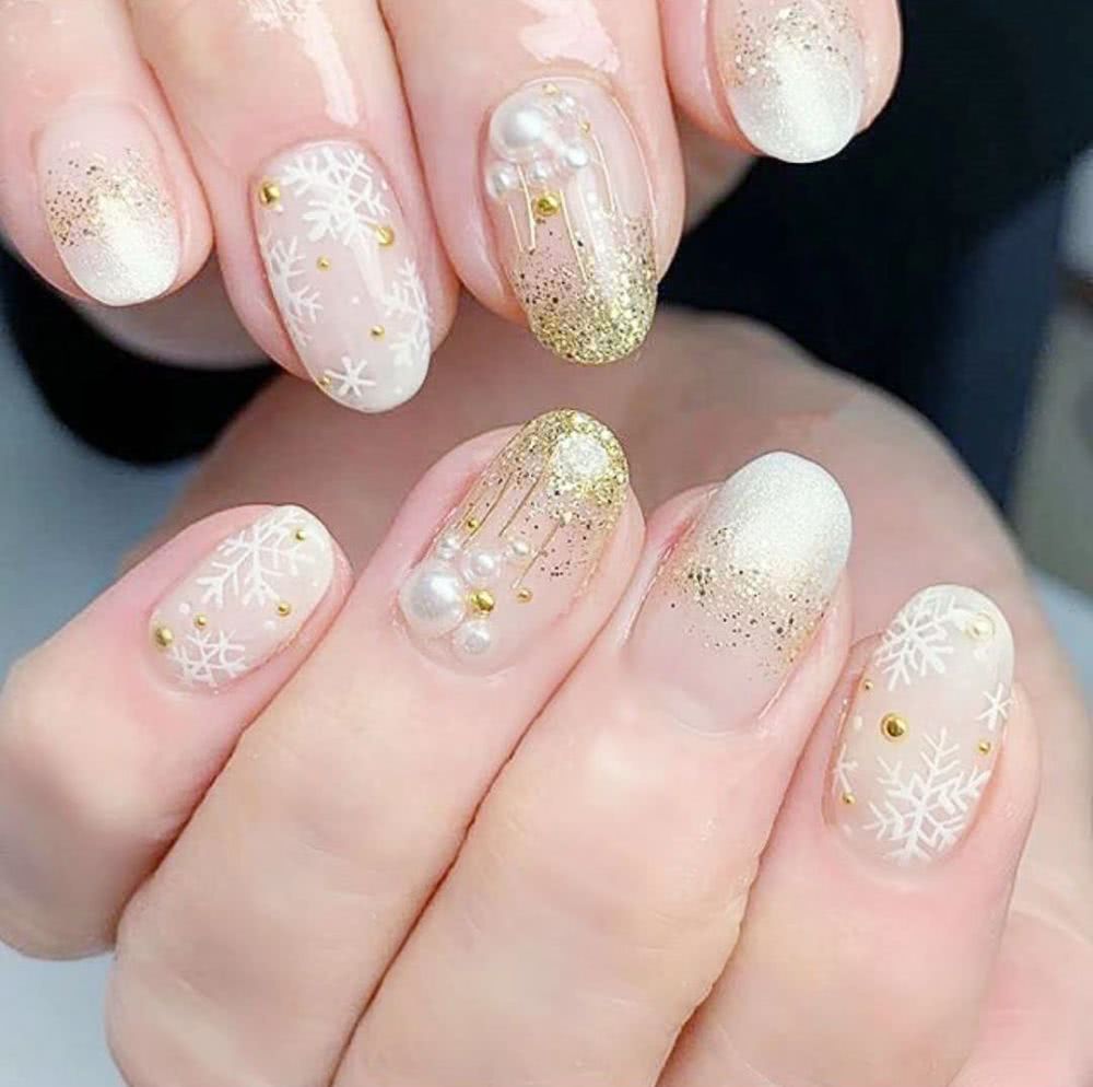 最适合今年冬季做的雪花美甲，你不想试试吗？