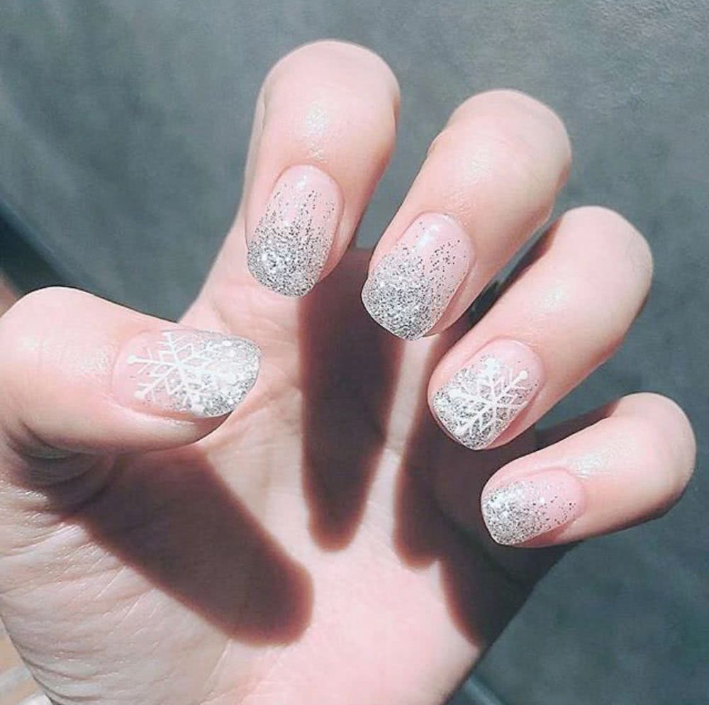 最适合今年冬季做的雪花美甲，你不想试试吗？