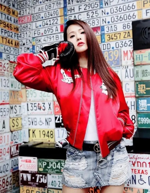 伊能静裸色连衣裙配长卷发,50岁美过24岁少女