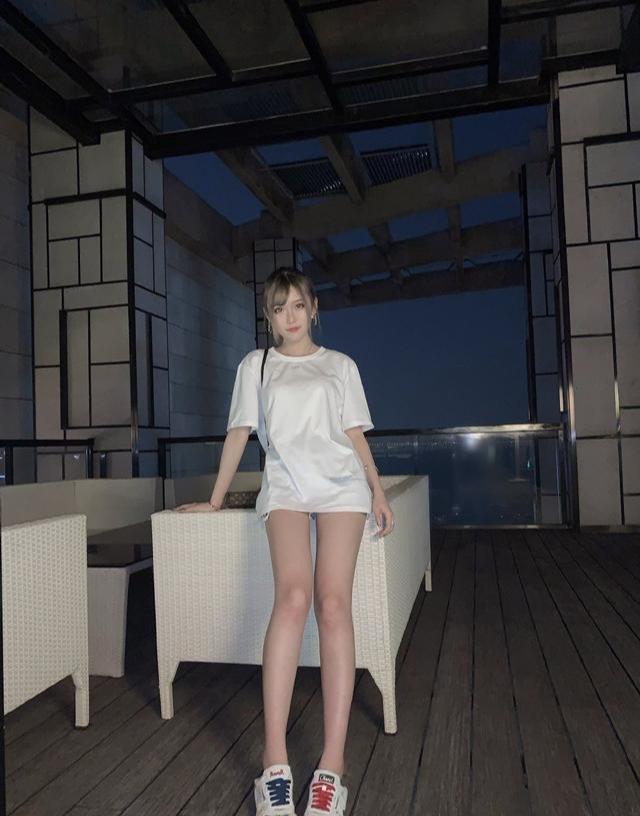 腐团儿再次分享旧照，面瘫脸已消失不见，大长腿实力抢镜