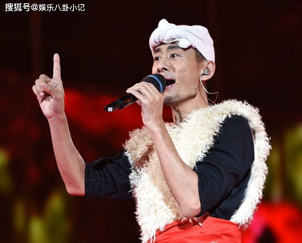 四大草根明星现状,草帽姐忘本,大衣哥被欺负,只有他不忘初心