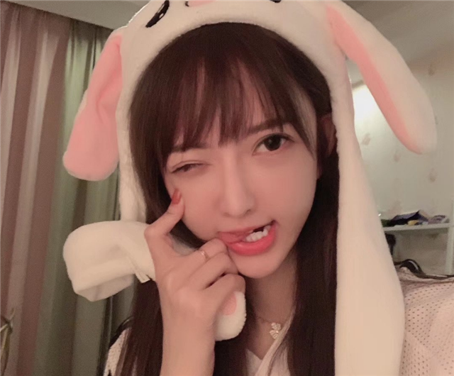 700万神豪为南妹儿退网?又在别的女主播那里现身,言语亲密