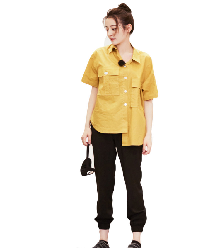 迪丽热巴两条裙子叠着穿，活力四射太有型