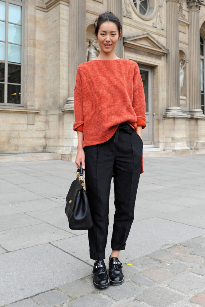 卫衣还可以这样穿？大表姐刘雯穿出了时尚减龄感，你也试试？