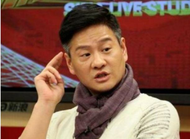 他为娶小8岁女演员,不惜抛弃结发妻子,如今47岁却无戏可拍