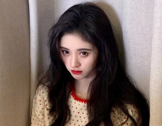 鞠婧祎坐在角落默默玩手机,看到她的“婴儿指甲”,我羡慕了