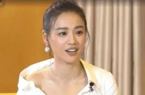 马思纯“衣衫不整”接受采访, 却跟没事人一样, 网友: 假装看不见