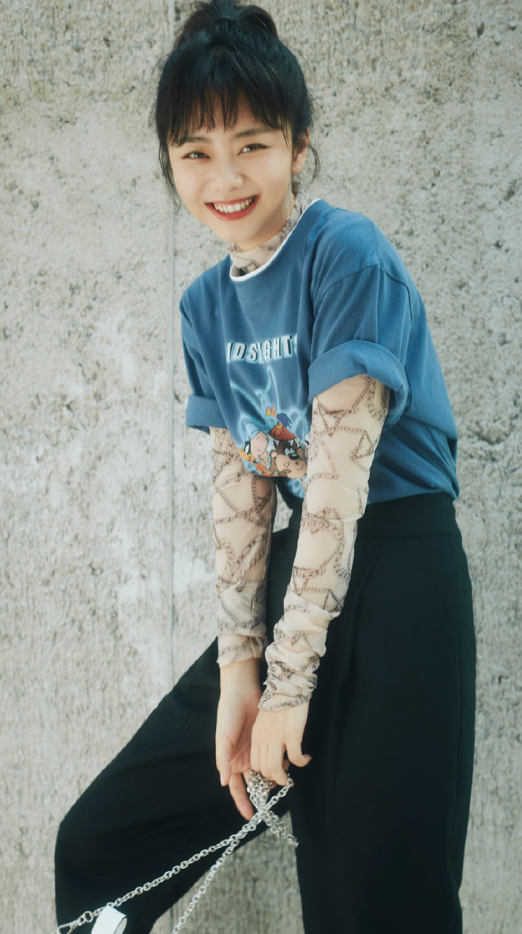 谭松韵扎起长发秒变“瓜子脸”，像换了个人似的