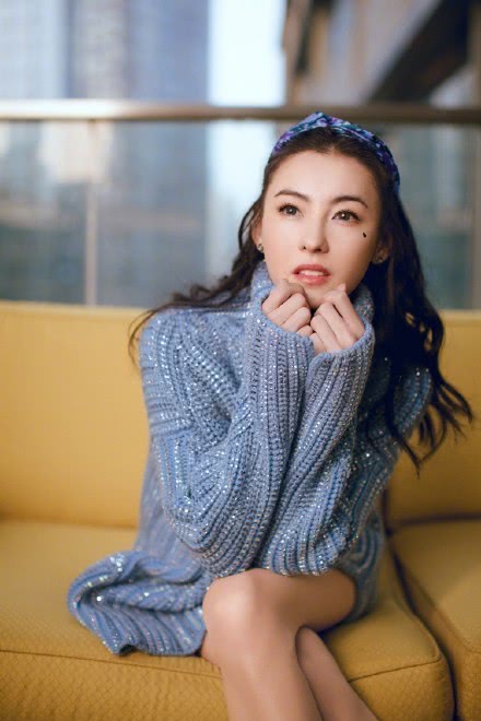 羡慕大长腿!张柏芝穿蓝色OVERSIZE针织毛衣,大玩“下装失踪”