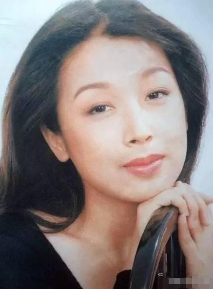 她凭一首歌红遍全国,3任男友身亡入狱破产,被讽最克服的女明星