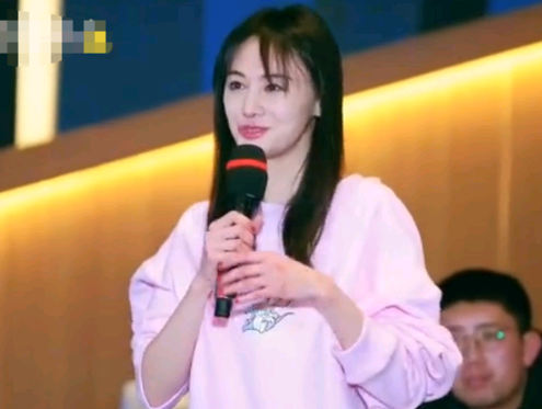 有一种“甘蔗手腕”叫郑爽，当她手拿甘蔗，全网女粉酸成柠檬精