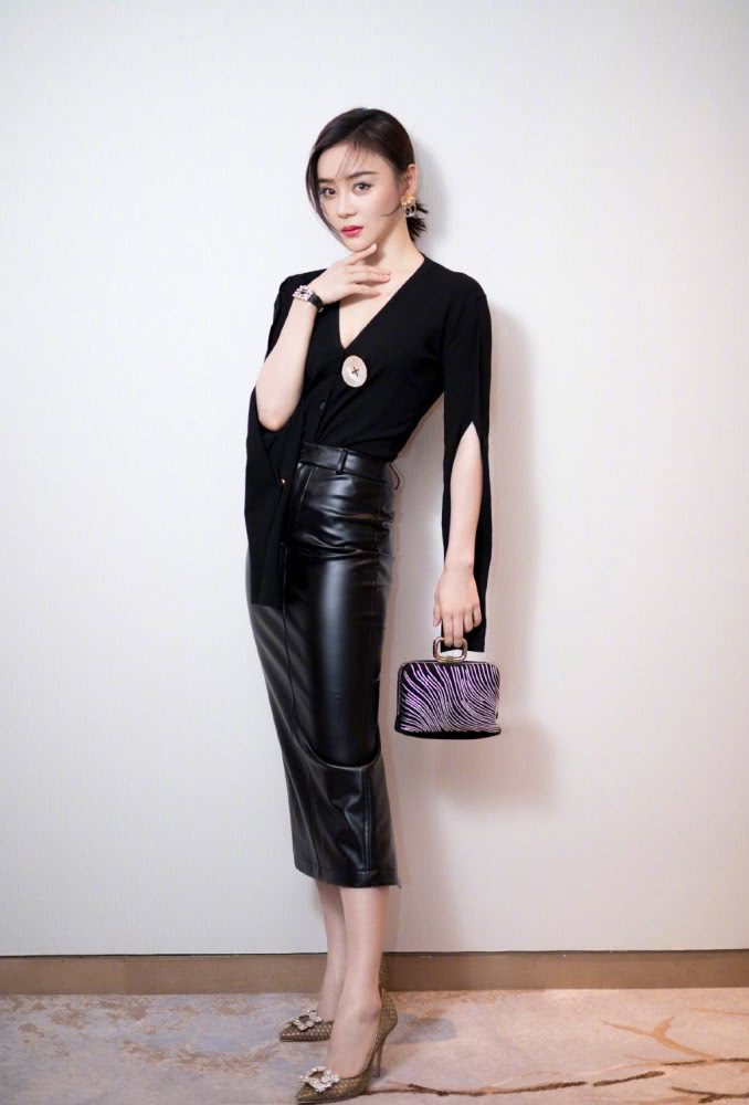 袁姗姗穿橙色收腰皮衣配短靴，对镜比耶美回18岁少女