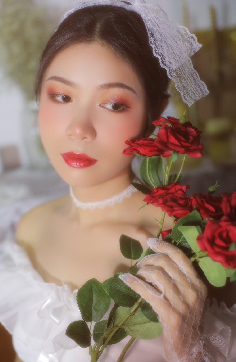 成熟性感美女蕾丝裙诱人写真图片