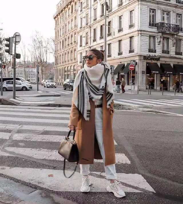 欧美街拍:潮女都爱“叠穿”搭配,优雅又大气!
