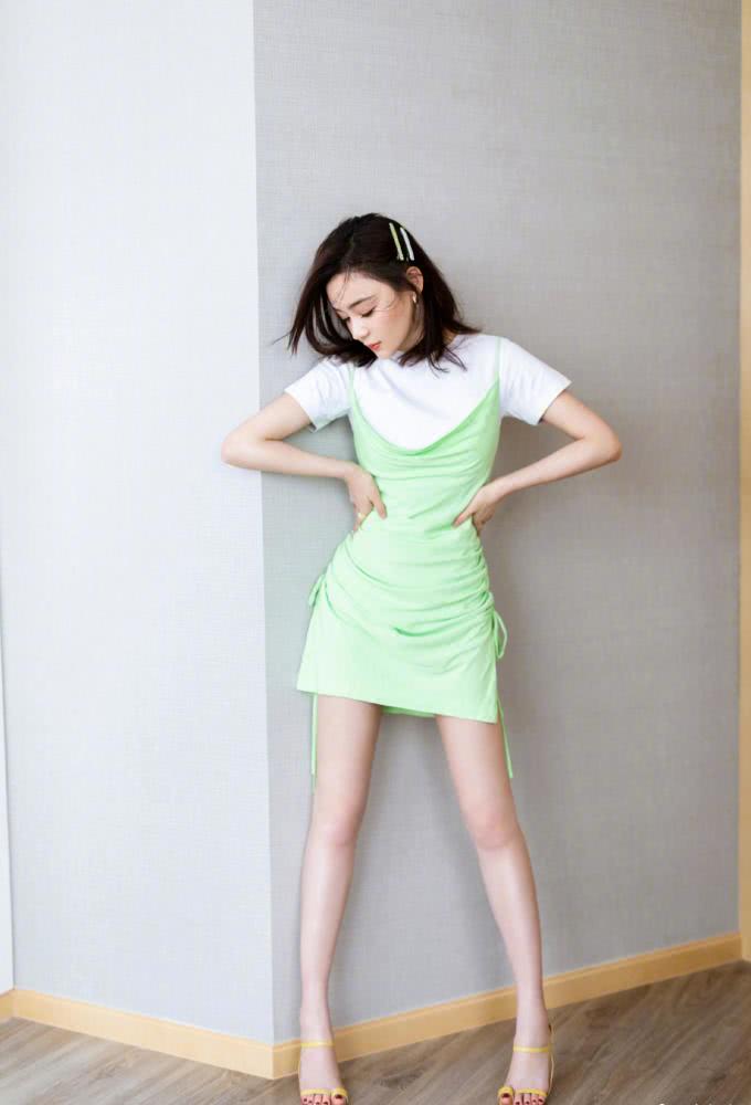 袁姗姗穿金色亮片人鱼裙勾勒完美曲线,身材未免太好了