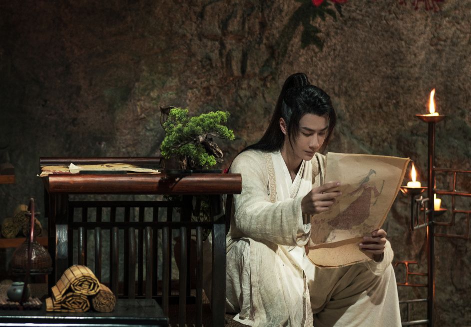 赵丽颖又秀恩爱!与老公冯绍峰甜蜜打闹,她表情娇羞小动作显亲密