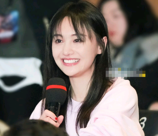 有一种“甘蔗手腕”叫郑爽，当她手拿甘蔗，全网女粉酸成柠檬精