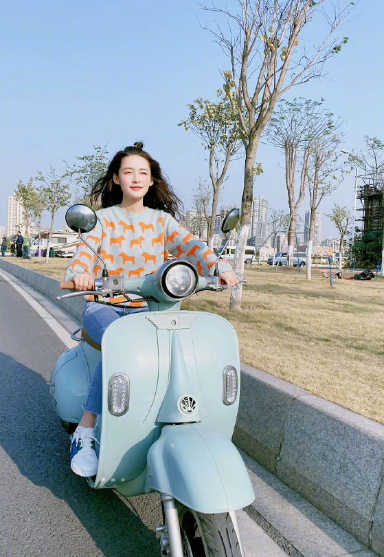 李沁扎苹果头穿毛衣骑摩托车俏皮清新,美成一道风景线